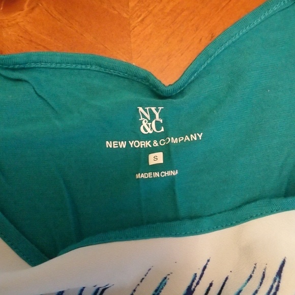 NY&Co Drapey Feather Print Top Sz Small - Picture 2 of 4